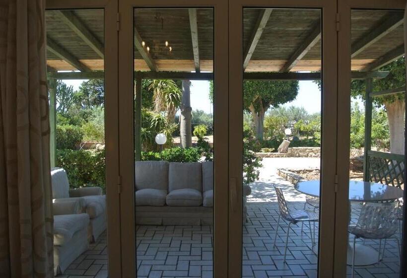 اتاق لوکس سه تخته, Villa Carlotta Resort