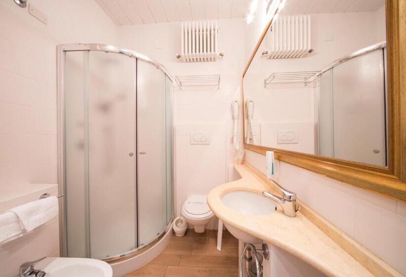 Quarto Triplo Estandar, Alexander