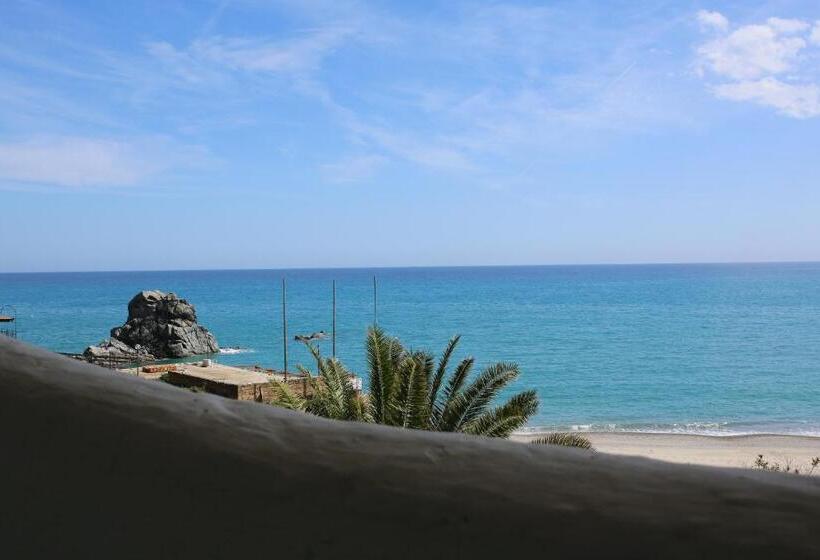 اتاق استاندارد سه نفره, La Giara