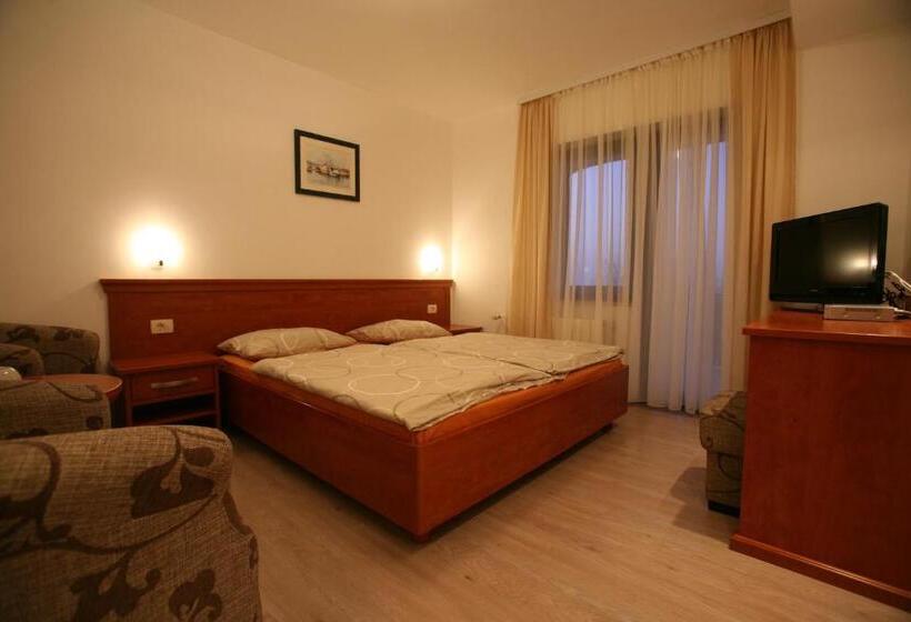 اتاق لوکس با بالکن و چشم‌انداز دریا, B&b Marijana