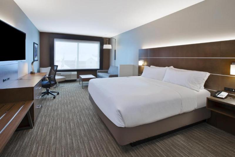 장애인을 위한 킹사이즈 침대 스탠다드 룸, Holiday Inn Express & Suites Okemos   University Area, An Ihg