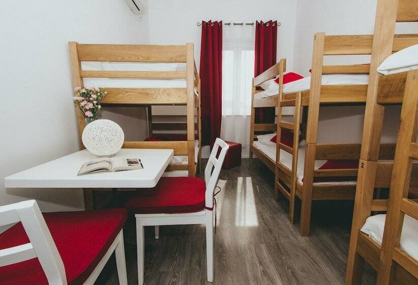 تختخواب در اتاق مشترک, Hostel Globo
