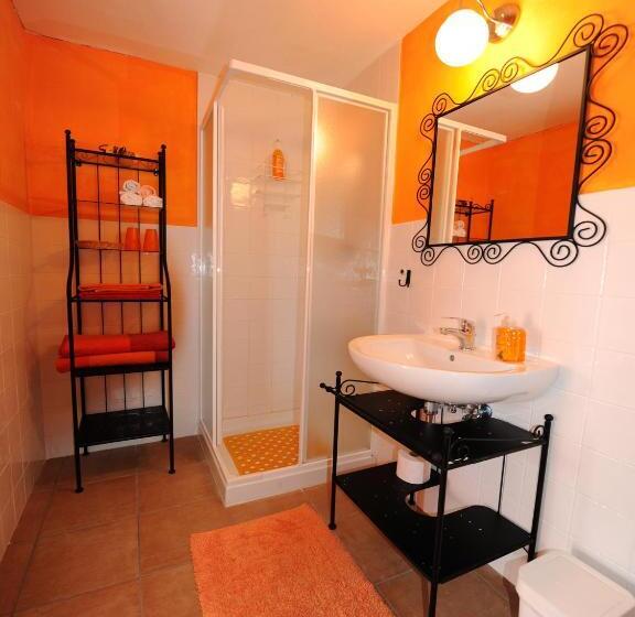 اتاق استاندارد سه تخته با چشم‌انداز باغ, B&b Glicine