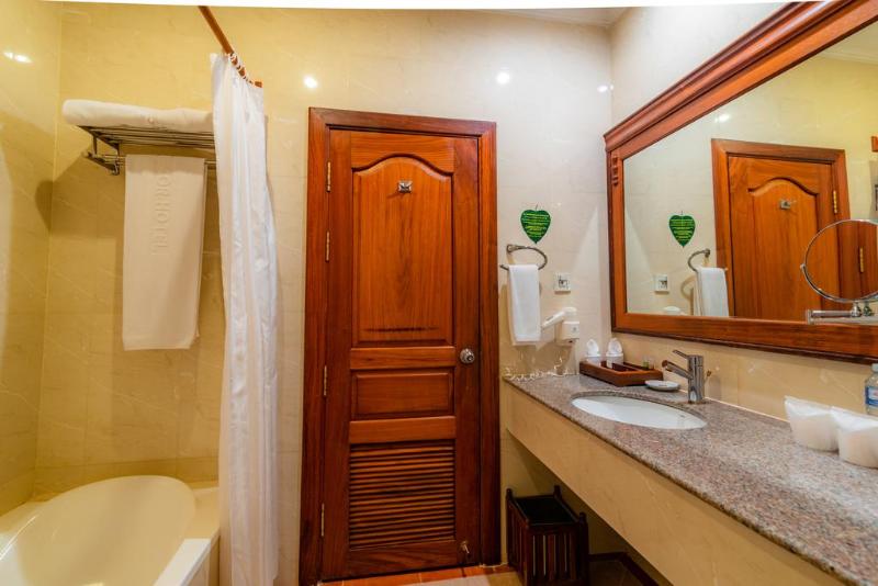 اتاق لوکس با چشم‌انداز استخر, Grand Bayon Siem Reap