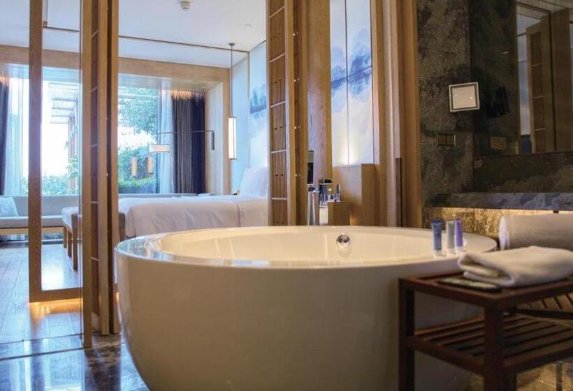 Люкс Кровать Кинг, Indigo Dali Erhai, An Ihg