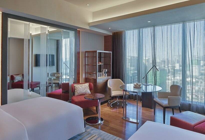 Номер Клуб, Grand Hyatt Manila