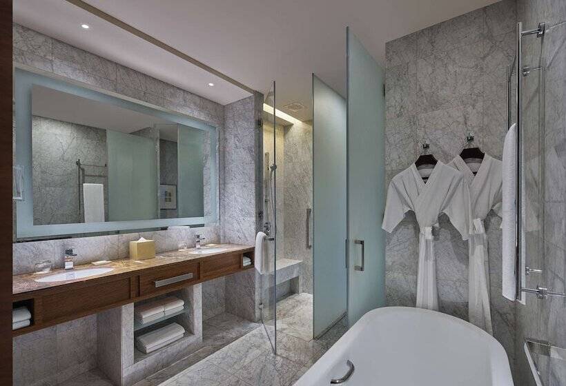 Люкс, Grand Hyatt Manila