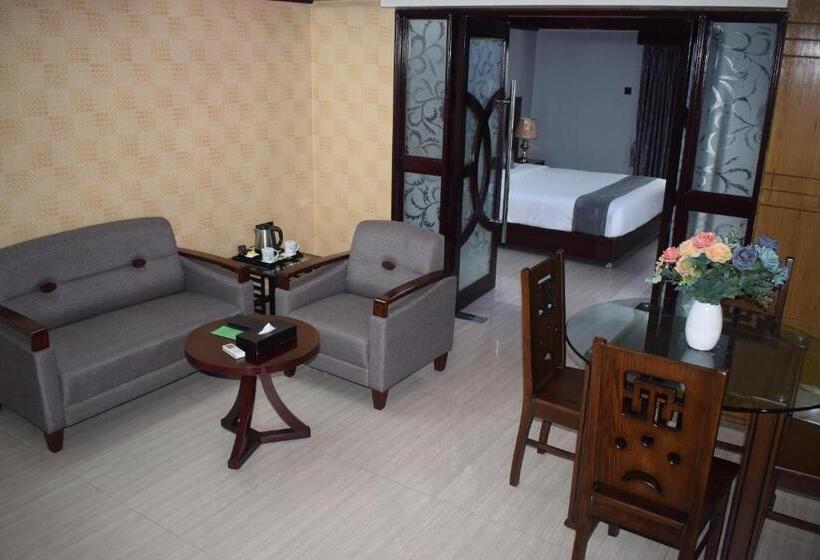 سوییت جونیور با بالکن, Momo Inn