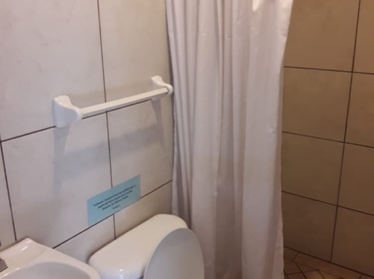 חדר סטנדרט לשלושה, Centro Médico
