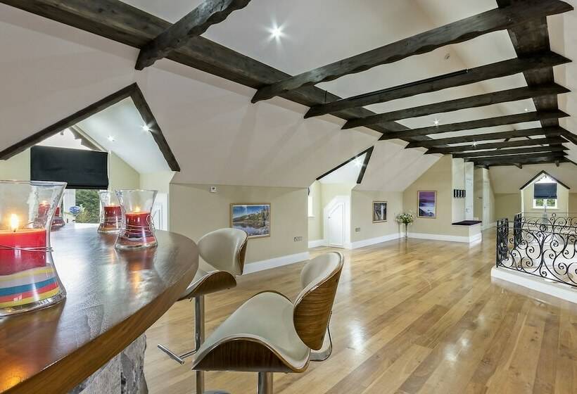 Quarto Ático, Castledale