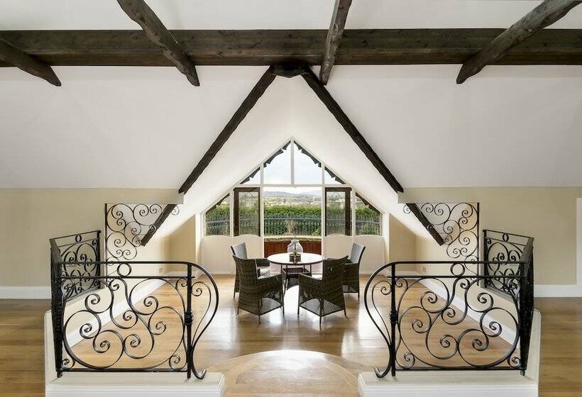 Quarto Ático, Castledale