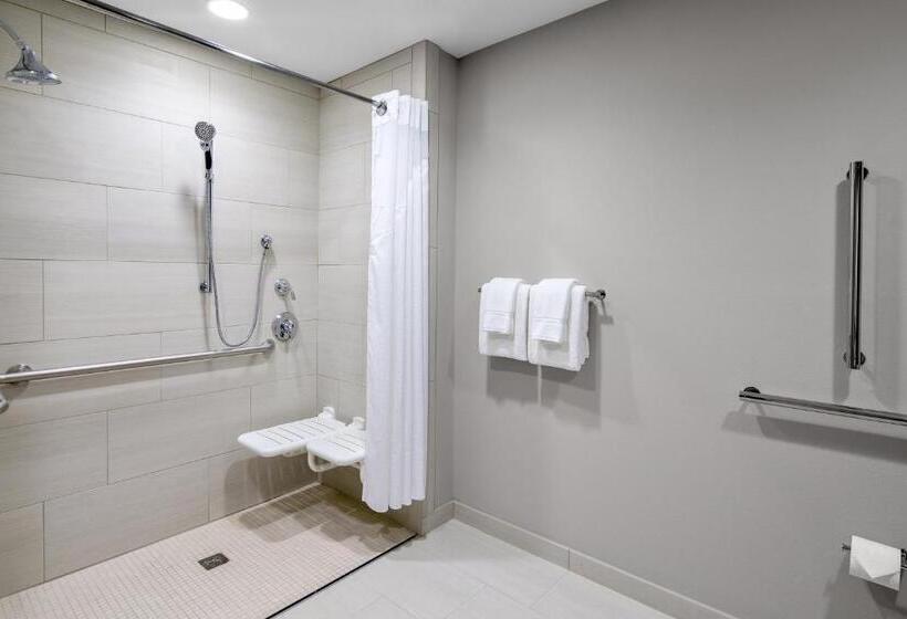 适合残疾人士使用的带超级大床的标准间, Holiday Inn Express & Suites Lubbock Central   Univ Area, An Ihg