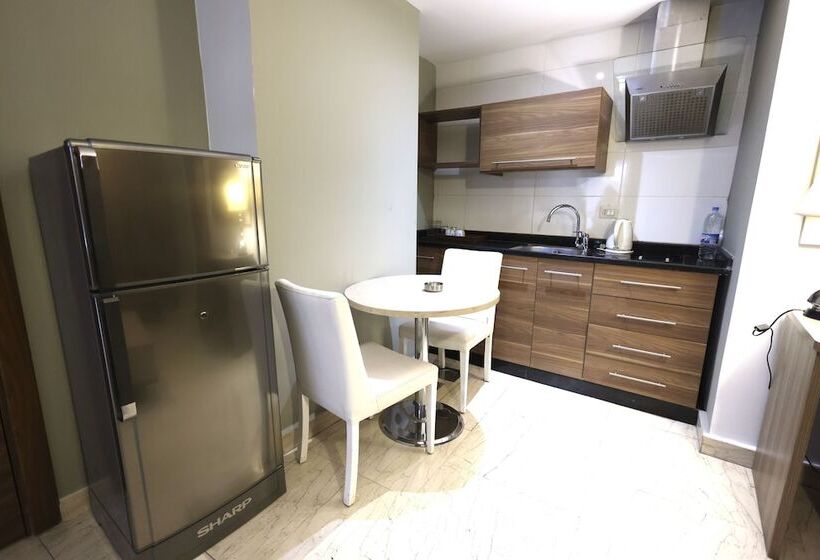 استودیوی سوپریور, Delora Hotel And Suites