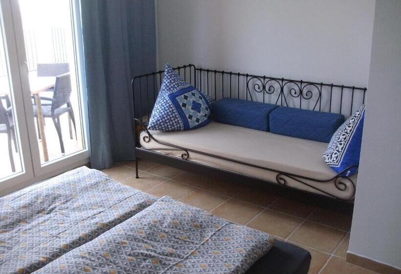 Номер Стандарт Трехместный, Hostal Moratinos
