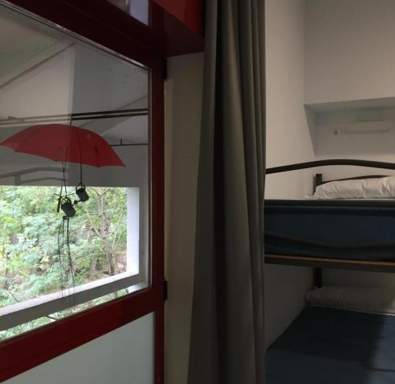 Кровать в Многоместном Номере с Общей Ванной, Albergue De Villava