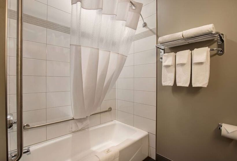 Полулюкс, Days Inn & Suites By Wyndham Warman