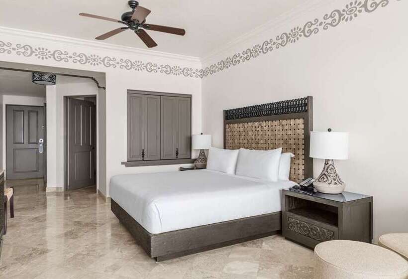 Quarto Estandar, The Porter Portland, Curio Collection By Hilton