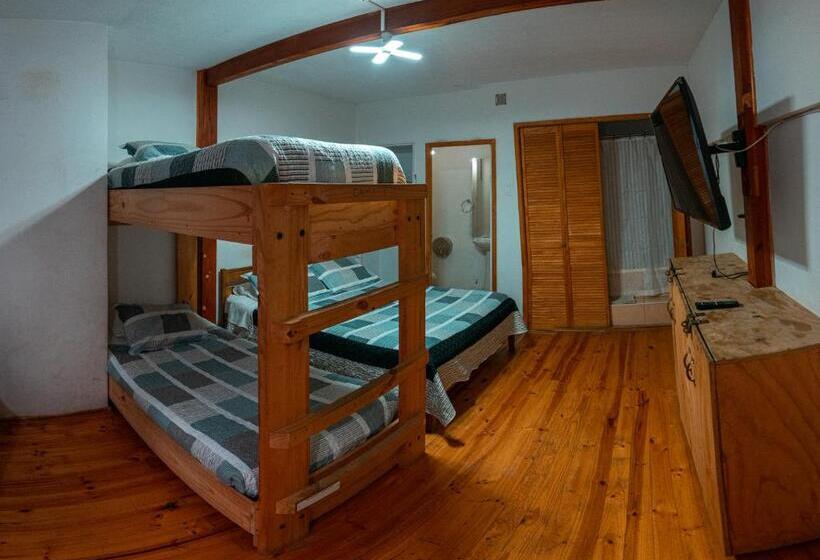Четырехместный Номер Стандарт, Hostal Michel