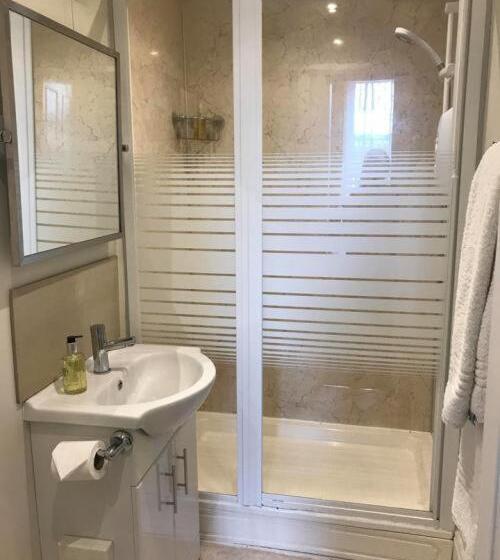 Quarto Basic, Dunallan Guest House