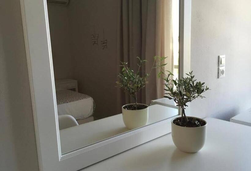 اتاق سوپریور, Voula Studios