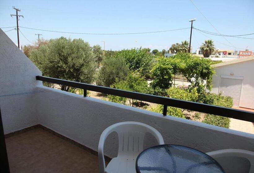 اتاق استاندارد چهار تخته, Voula Studios