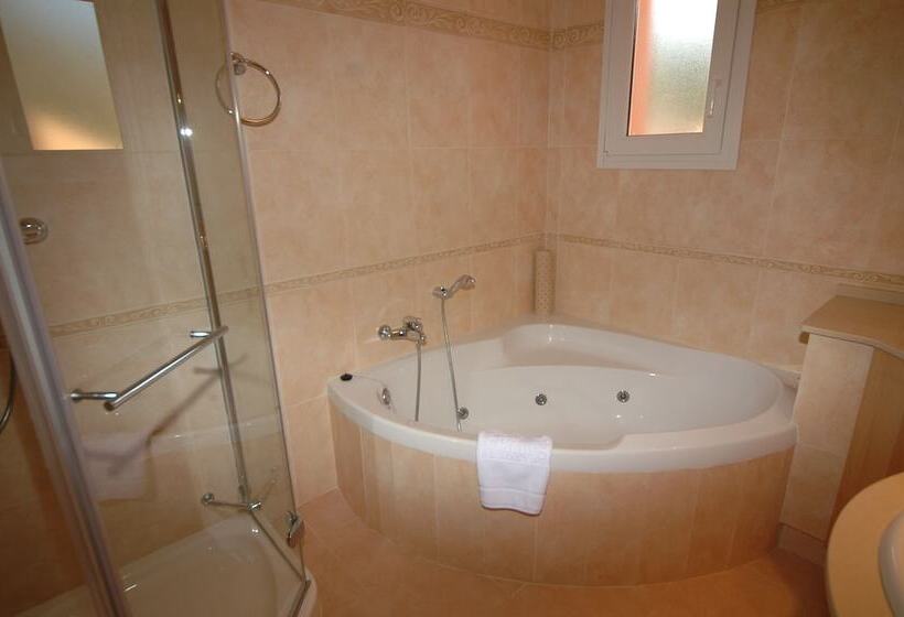 Апартаменты 3 Спальни, Marbella Beach Resort At Club Playa Real