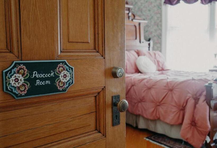 Люкс, Aurora Staples Inn
