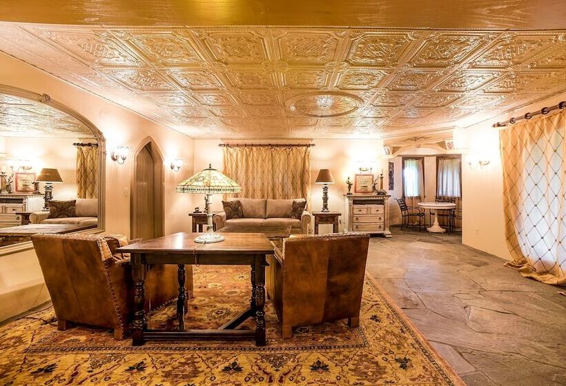 Люкс Deluxe Кровать Кинг, Highlands Castle Overlooking Lake George.. Plus 2 Other Castles!
