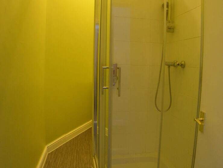 Номер Стандарт Трехместный, Queens Guesthouse Manchester