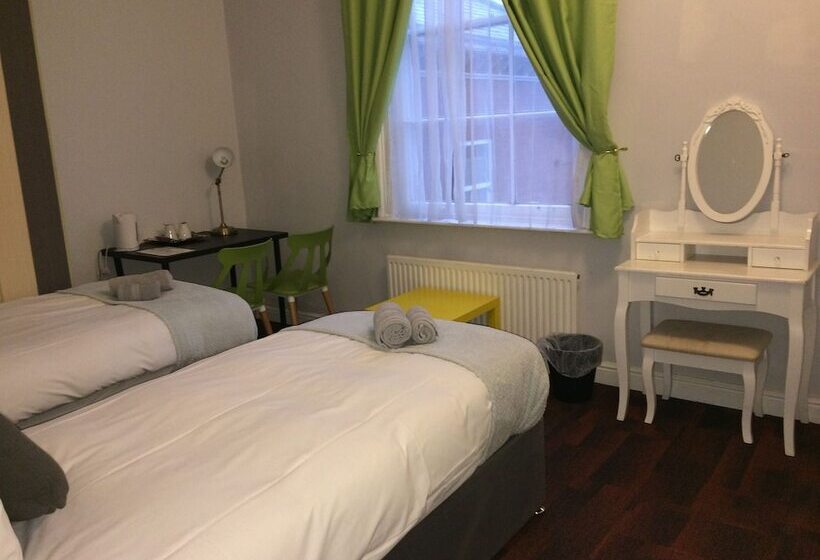 Номер Стандарт, Queens Guesthouse Manchester