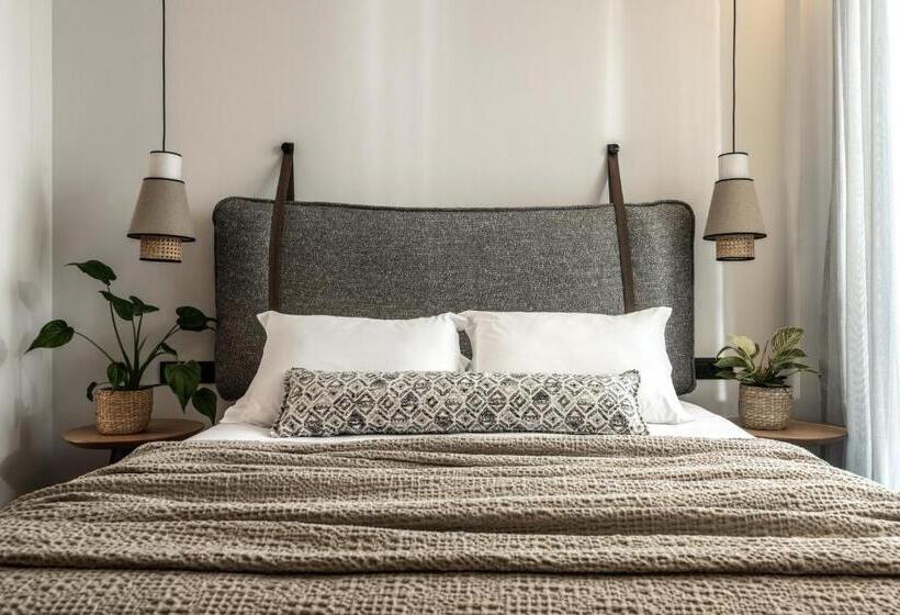 Номер Deluxe, Dannas