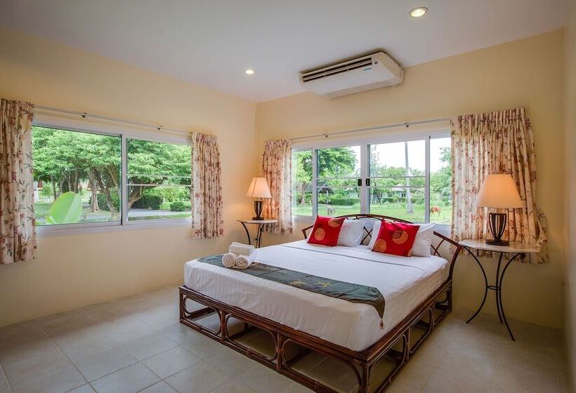 Вилла 3 Спальни с Бассейном, Fisherman Way Beach Villa