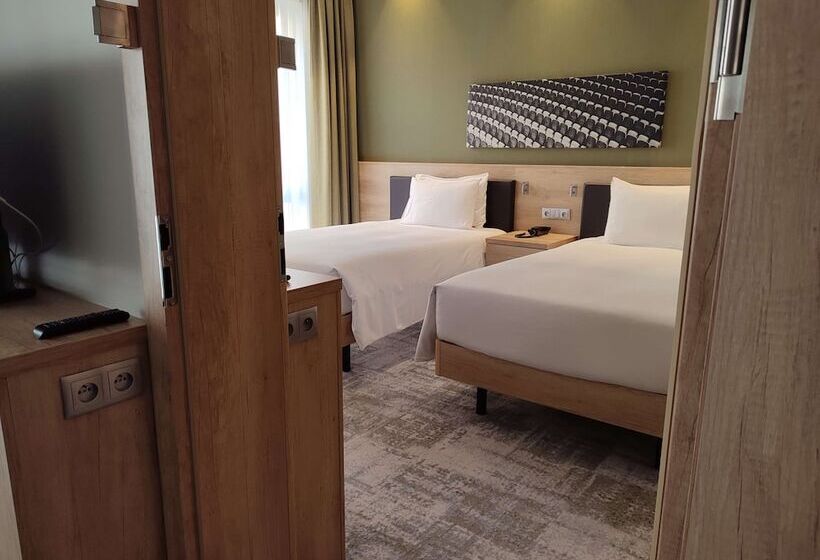 اتاق خانوادگی تودرتو, Hampton By Hilton Gdansk Old Town