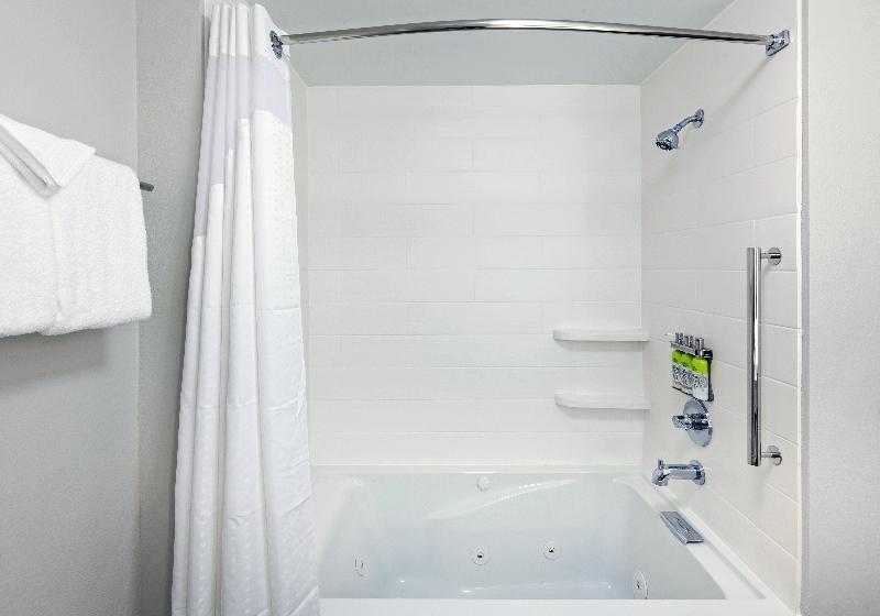 带大床的套房, Holiday Inn Express & Suites Tulsa South   Woodland Hills, An Ihg
