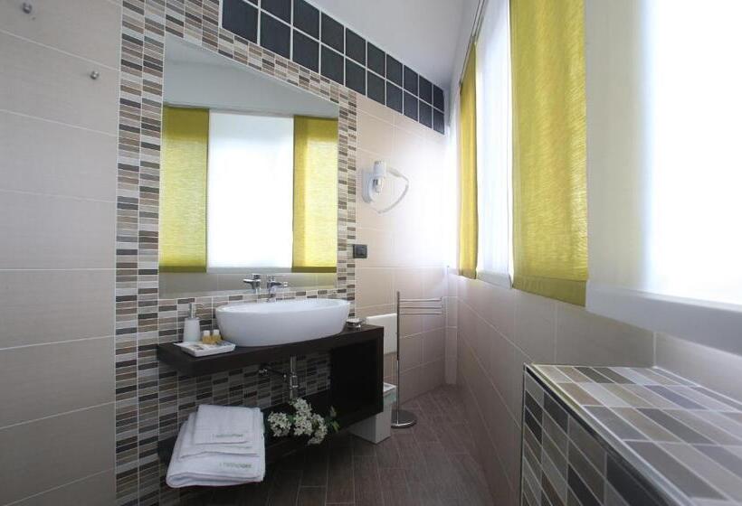 اتاق لوکس با چشم‌انداز دریا, L`essenza B&b