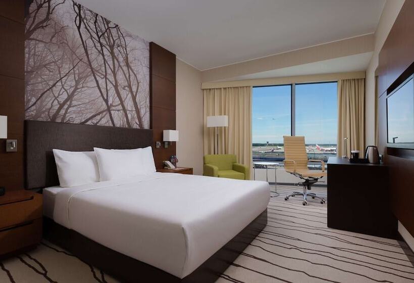 Номер Deluxe Кровать Куин, Doubletree By Hilton Moscow Vnukovo Airport