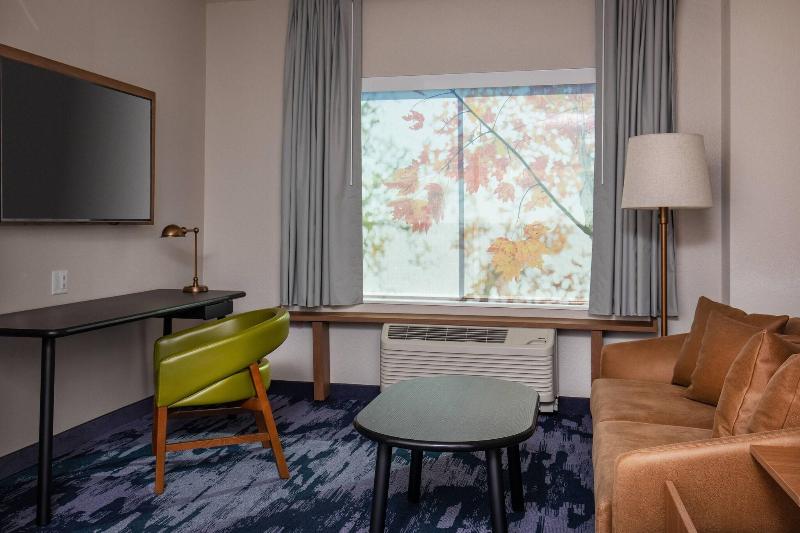 带大床的套房, Fairfield Inn & Suites By Marriott Mcpherson