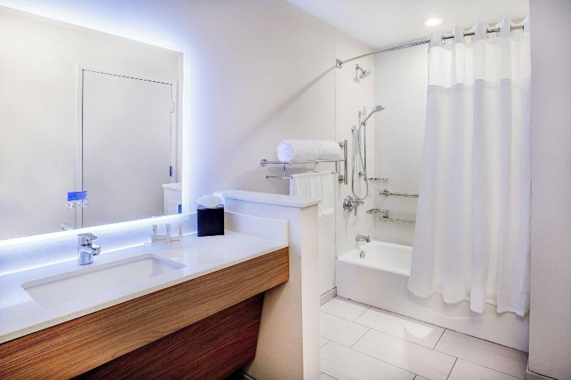 带大床的标准间, Fairfield Inn & Suites By Marriott Mcpherson
