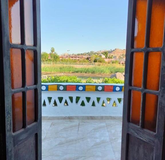 اتاق لوکس, Nuba Narty