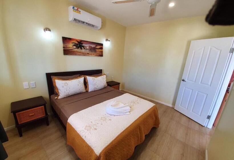 اتاق سه نفره سوپریور با چشم‌انداز دریا, Le Uaina Beach Resort