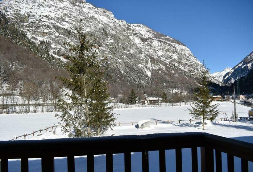 اتاق استاندارد سه نفره, Miravalle