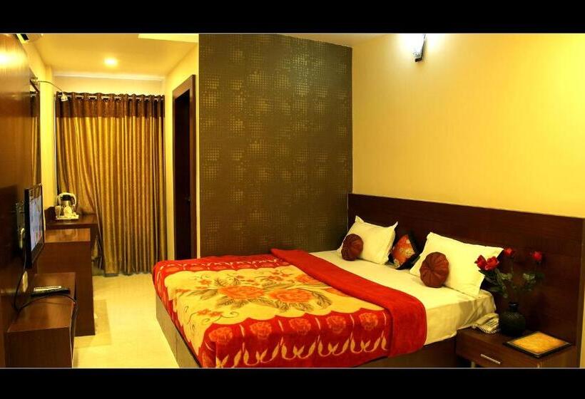 Deluxe Room, Shri Khedapati International