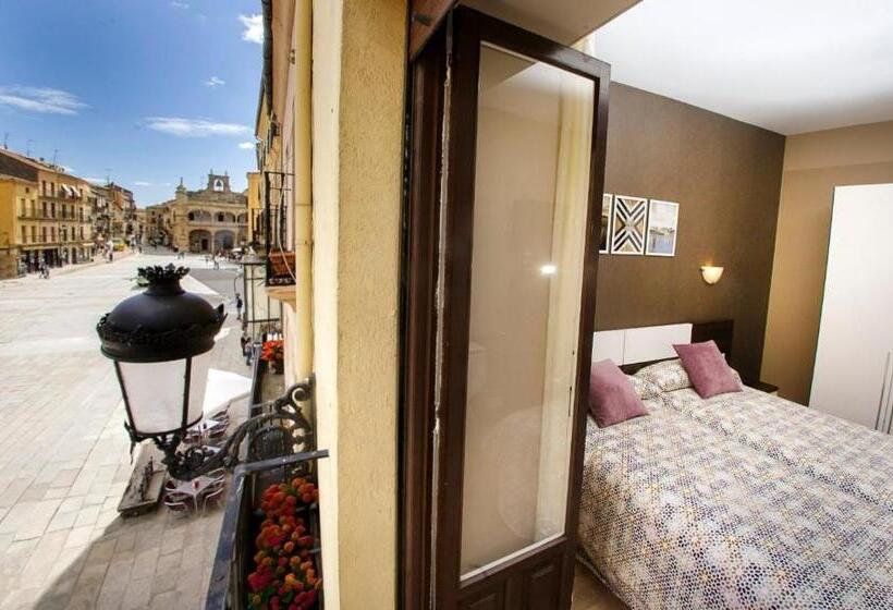Трехместный Номер Стандарт с Балконом, Hospedería Castilla Plaza Mayor