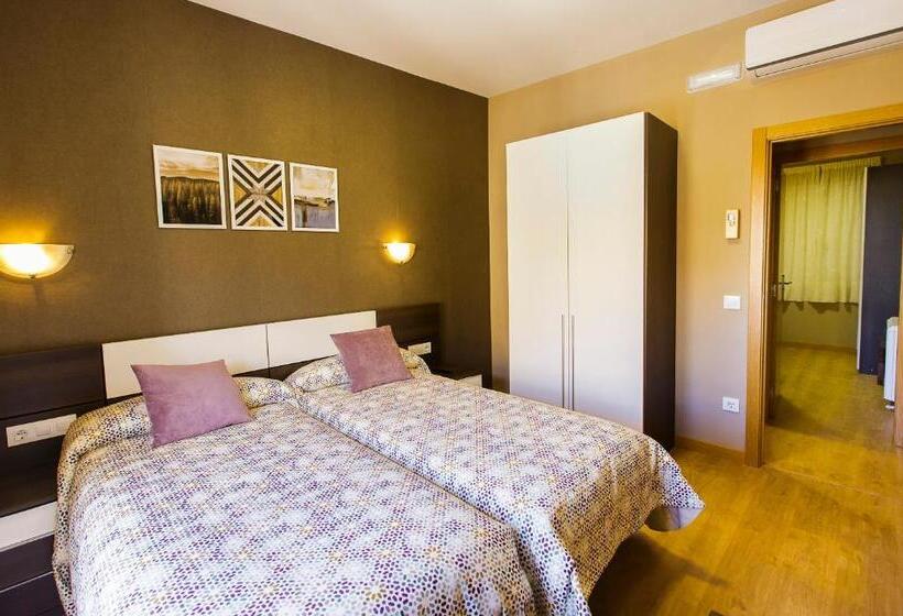 Четырехместный Номер Стандарт с Балконом, Hospedería Castilla Plaza Mayor