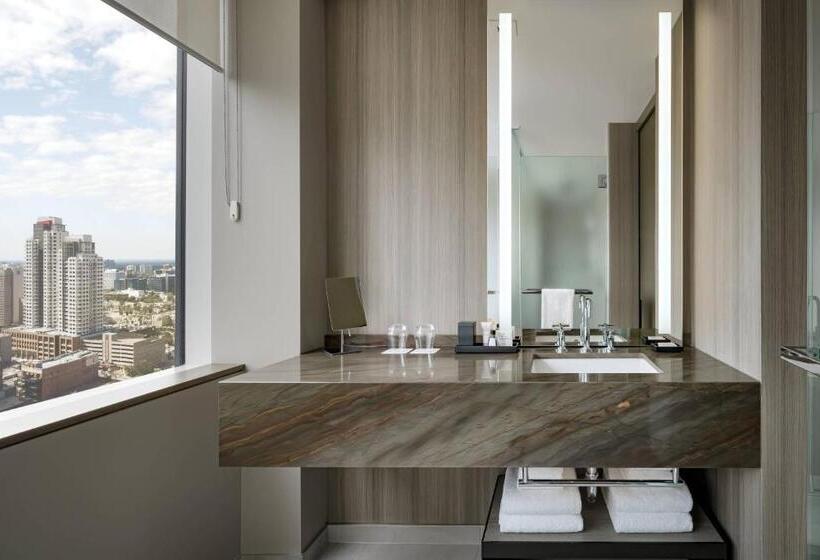 キングサイズベッドのデラックスルーム, Jw Marriott Edmonton Ice District