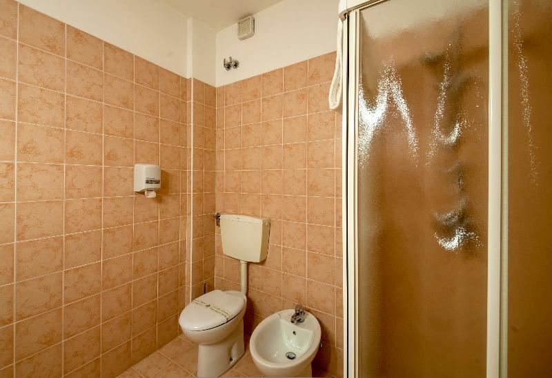 اتاق استاندارد یک نفره, Risthotel Airport