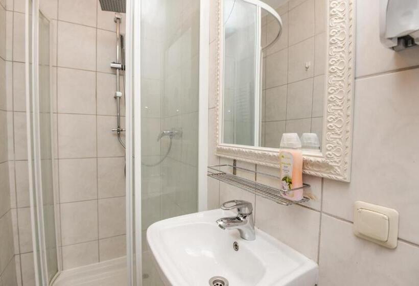 اتاق خانوادگی, Columba Livia Guesthouse