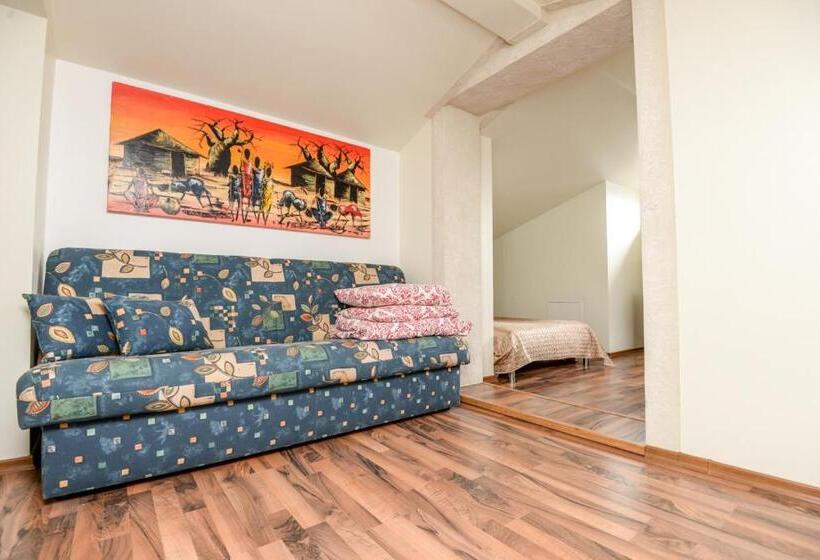 اتاق خانوادگی, Columba Livia Guesthouse