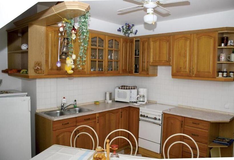 1 Szobás Apartman, Pension óvári