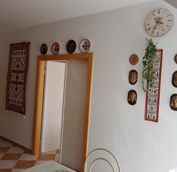 1 Szobás Apartman, Pension óvári